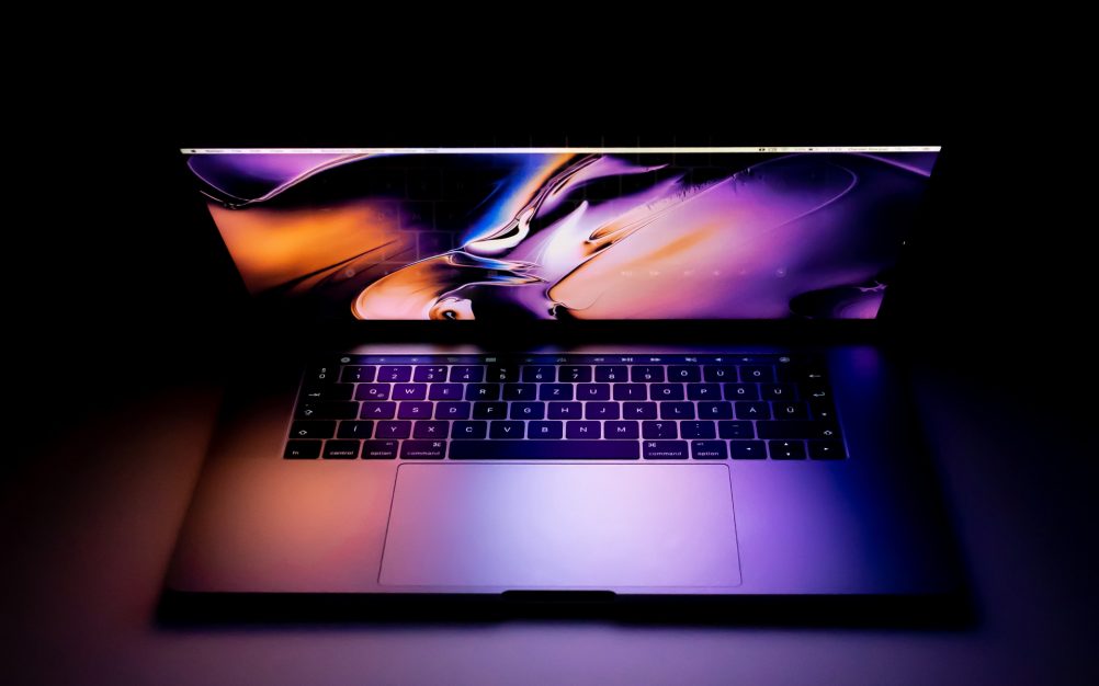 MacBook 3 Герой 1